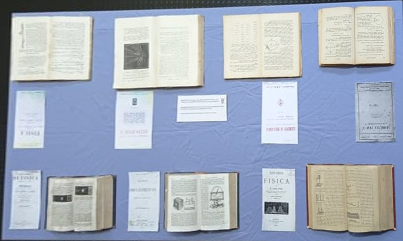 Una selezione di libri di fisica utilizzati nelle scuole italiane dopo l'Unità d'Italia